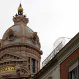 � suddiviso in cinque livelli, ricchissimi di fregi e decori di ogni genere, sovrastati da un�iconica cupola con globo aureo e da una scritta blu su sfondo dorato
